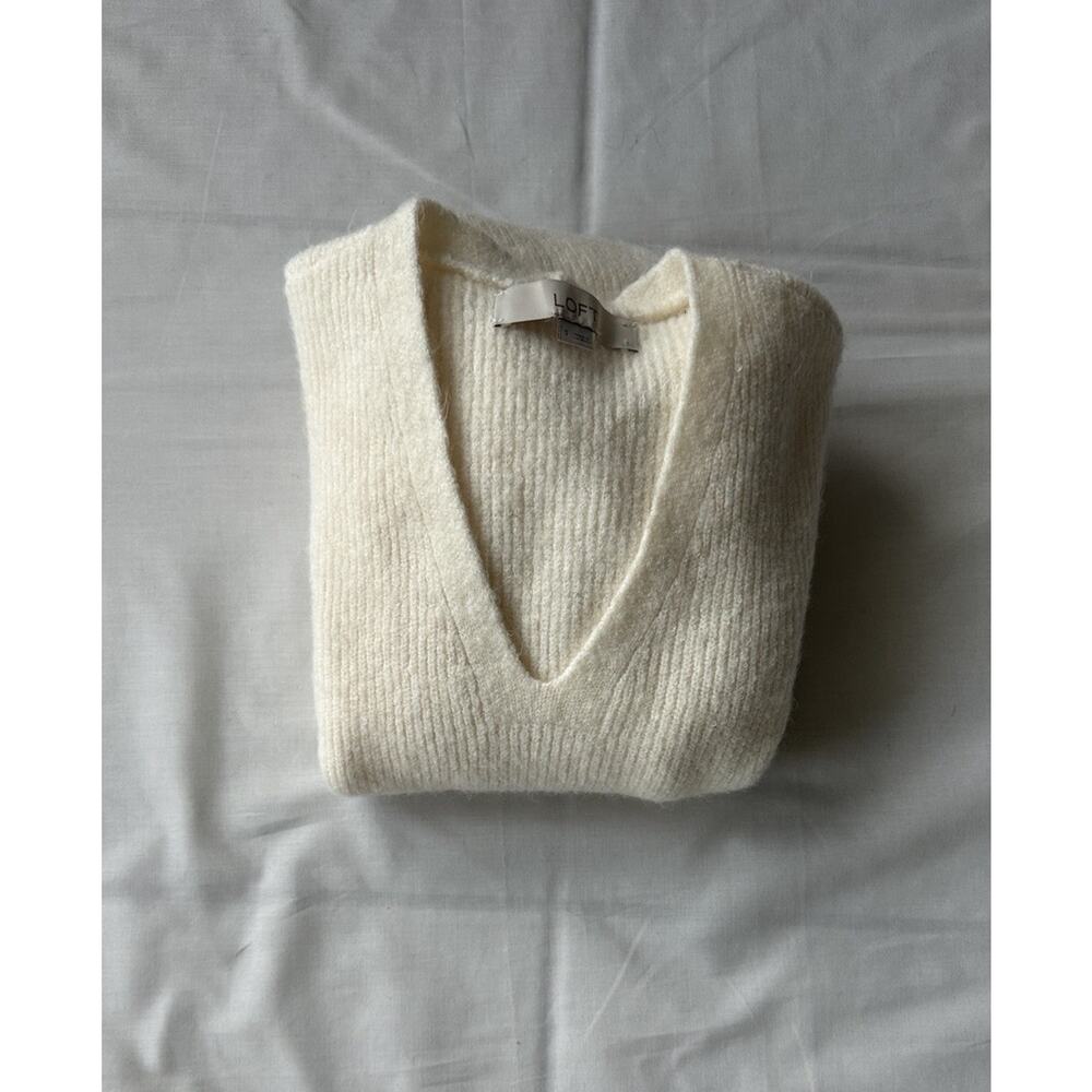 LOFT Women’s Sweater Small Cream Ribbed Knit V-Neck Pullover Long Sleeve